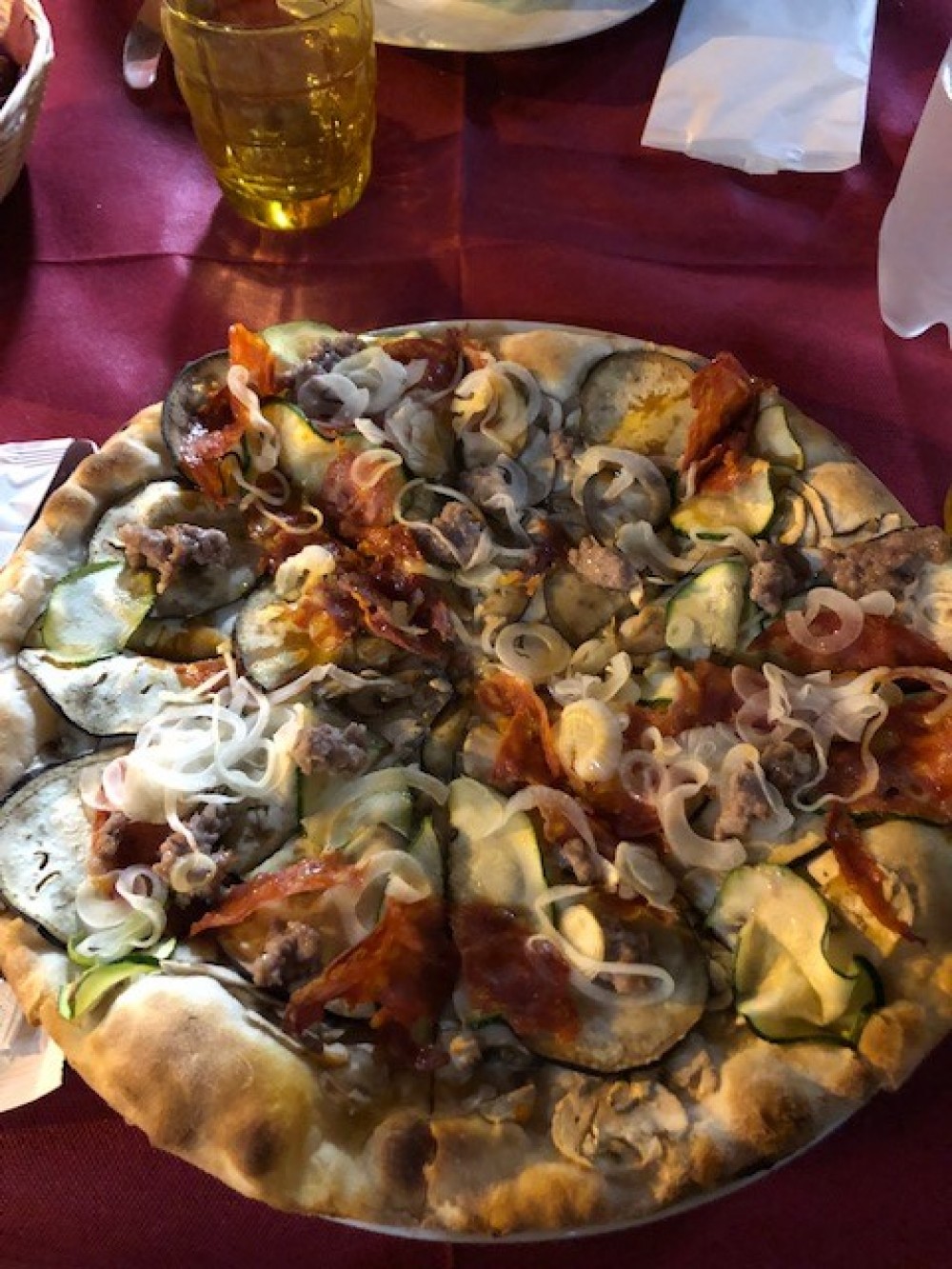 Pizzaria Il Cassero Apiro, met binnen bijzondere beschilderingen